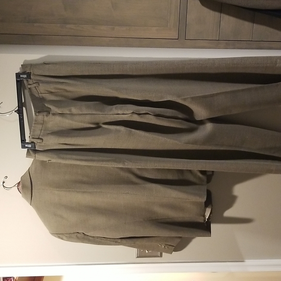 Ellen Tracy pants suit, good condition, size 10 and 12, color taupe. - Picture 2 of 4